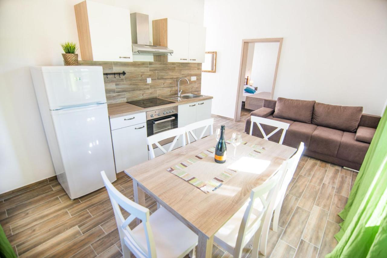 Ugrinici Apartments Tarragon מראה חיצוני תמונה